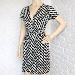 Diane von Furstenberg Silk Jersey Wrap Dress Black Cream Chain Print Size 6